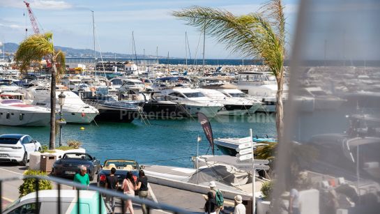 Apartamento en venta en Puerto Banus, Marbella
