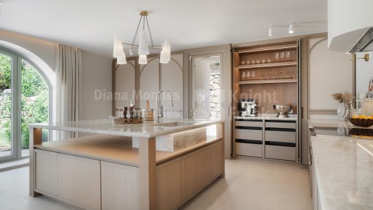 Villa for sale in Haza del Conde, Nueva Andalucia