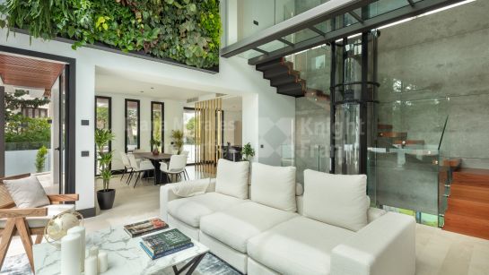 Villa en venta en Casablanca, Marbella Milla de Oro