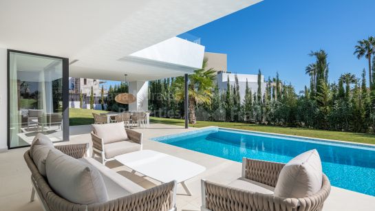 Villa for sale in Valle Romano, Estepona West