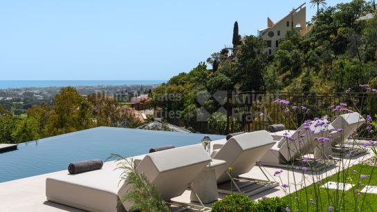 Villa for sale in El Herrojo, Benahavis