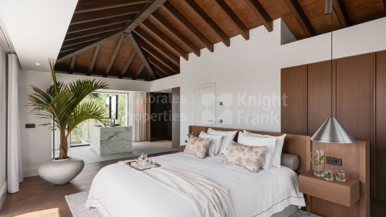 Villa for sale in El Herrojo, Benahavis
