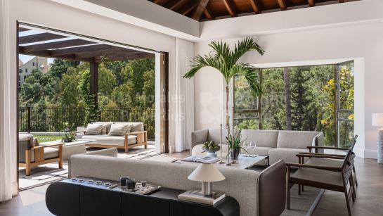 Villa for sale in El Herrojo, Benahavis