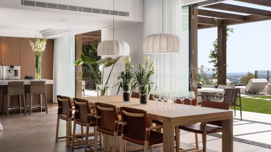 Villa for sale in El Herrojo, Benahavis