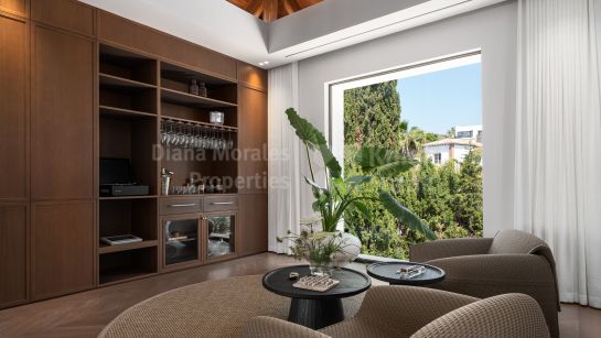Villa for sale in El Herrojo, Benahavis