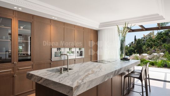 Villa for sale in El Herrojo, Benahavis