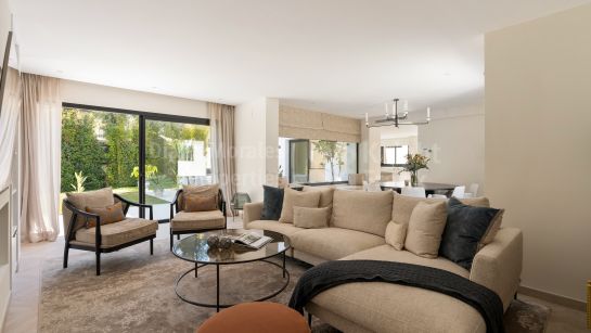 Villa for sale in Las Brisas, Nueva Andalucia