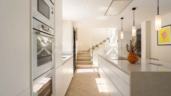 Villa for sale in Las Brisas, Nueva Andalucia