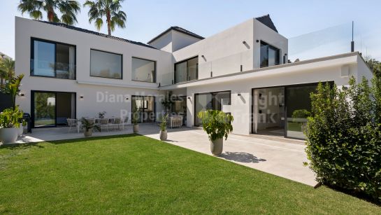 Villa for sale in Las Brisas, Nueva Andalucia