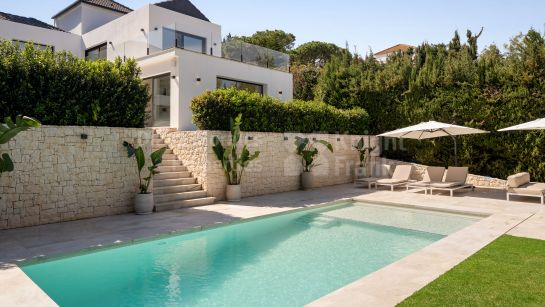 Villa for sale in Las Brisas, Nueva Andalucia