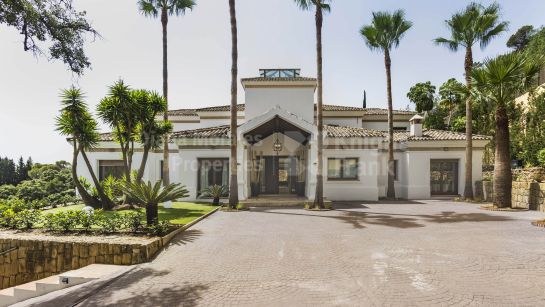 Villa en venta en El Madroñal, Benahavis