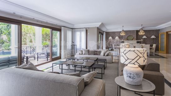 Villa en venta en El Madroñal, Benahavis