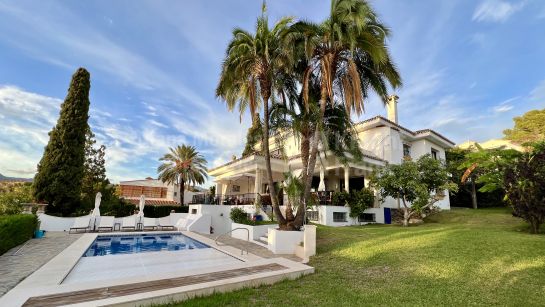 Villa for sale in La Campana, Nueva Andalucia