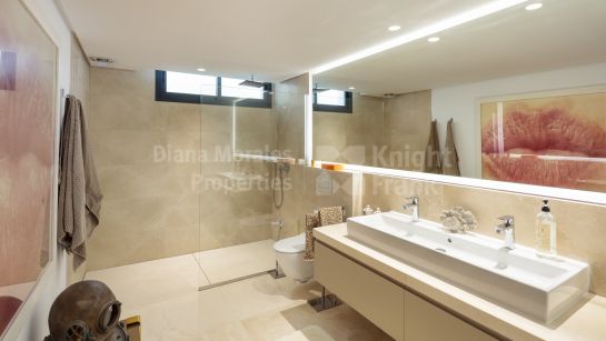 Villa for sale in Haza del Conde, Nueva Andalucia