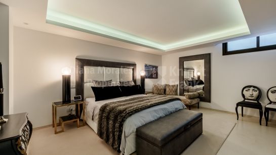 Villa for sale in Haza del Conde, Nueva Andalucia