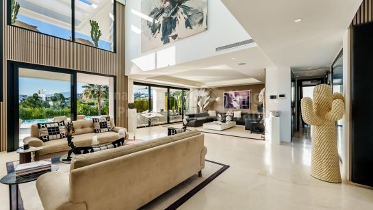 Villa for sale in Haza del Conde, Nueva Andalucia
