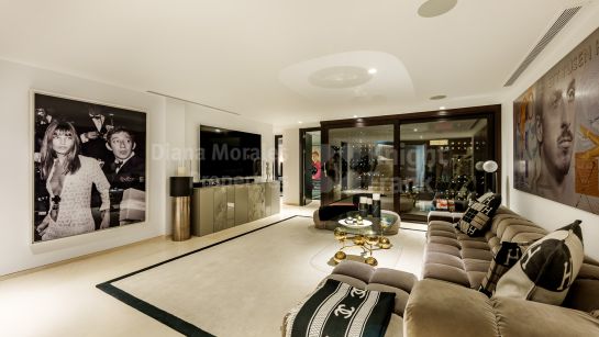 Villa for sale in Haza del Conde, Nueva Andalucia