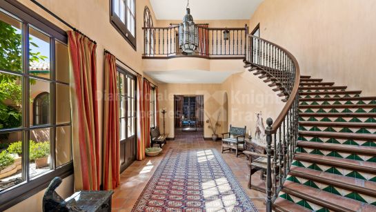 Villa for sale in La Mairena, Marbella East