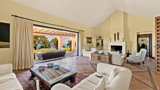 Villa for sale in La Mairena, Marbella East