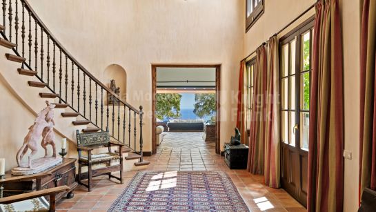 Villa for sale in La Mairena, Marbella East