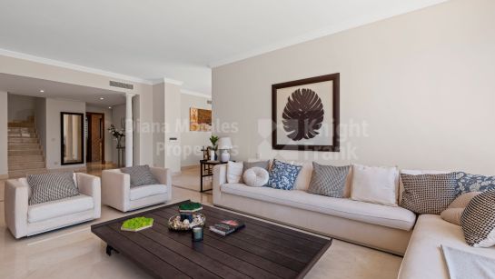 Zweistöckiges Penthouse zum Verkauf in Bahía del Velerín, Estepona Ost
