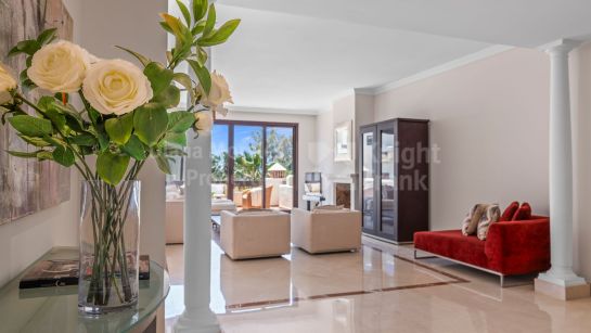 Zweistöckiges Penthouse zum Verkauf in Bahía del Velerín, Estepona Ost