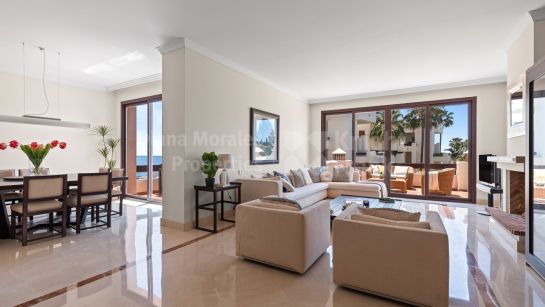 Zweistöckiges Penthouse zum Verkauf in Bahía del Velerín, Estepona Ost