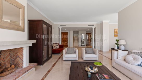 Zweistöckiges Penthouse zum Verkauf in Bahía del Velerín, Estepona Ost