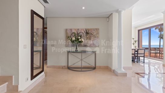 Zweistöckiges Penthouse zum Verkauf in Bahía del Velerín, Estepona Ost