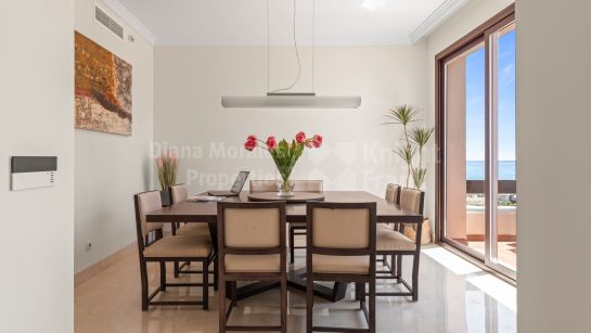 Zweistöckiges Penthouse zum Verkauf in Bahía del Velerín, Estepona Ost