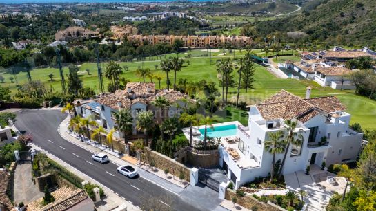 Villa for sale in Los Arqueros, Benahavis