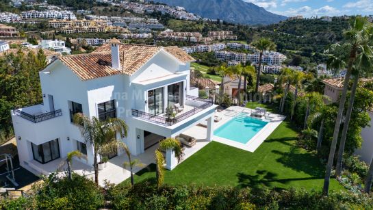Villa for sale in Los Arqueros, Benahavis