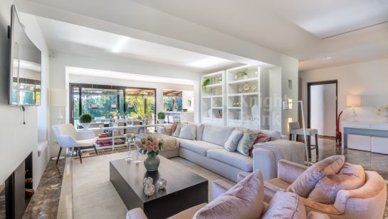 Villa for sale in Las Brisas, Nueva Andalucia