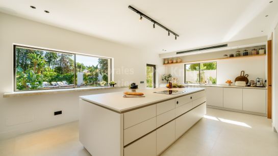 Villa for sale in Cortijo Blanco, San Pedro de Alcantara