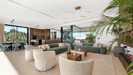 Villa for sale in El Madroñal, Benahavis