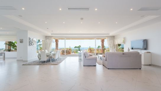 Villa for sale in Los Flamingos Golf, Benahavis
