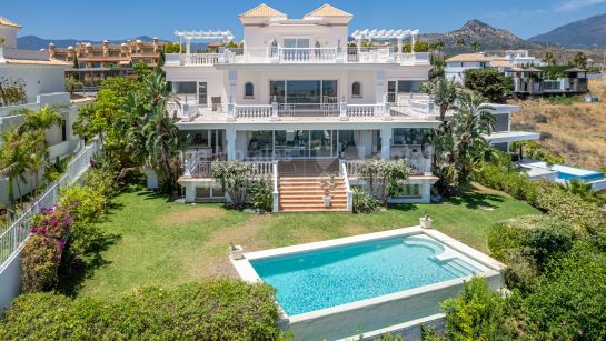 Villa for sale in Los Flamingos Golf, Benahavis