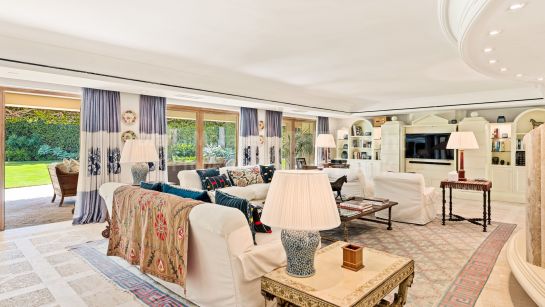 Villa en alquiler en Milla de Oro junto a la playa, Marbella Milla de Oro