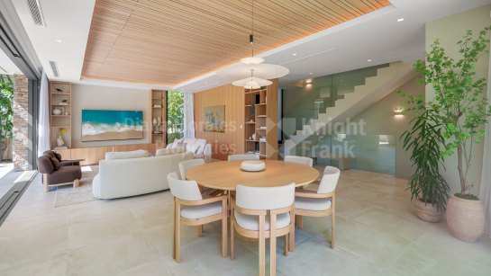 Villa en venta en Nueva Milla de Oro, Estepona Este