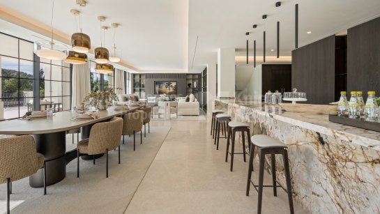 Villa for sale in Las Brisas, Nueva Andalucia