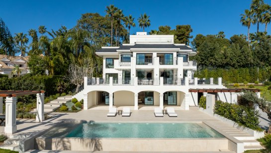 Villa for sale in Las Brisas, Nueva Andalucia