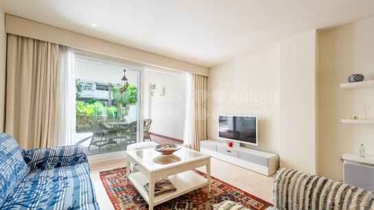 Apartamento en alquiler en Las Cañas Beach, Marbella Milla de Oro