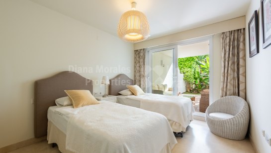 Apartamento en alquiler en Las Cañas Beach, Marbella Milla de Oro