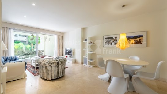 Apartamento en alquiler en Las Cañas Beach, Marbella Milla de Oro