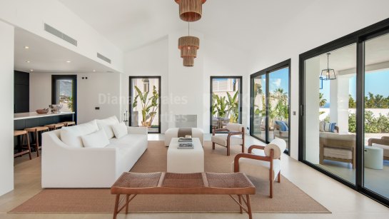 Villa for sale in Puerto del Almendro, Benahavis