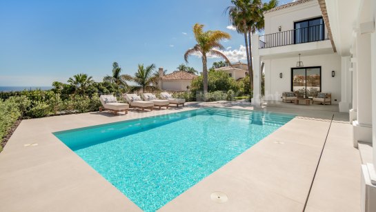 Villa for sale in Puerto del Almendro, Benahavis