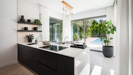 Villa for sale in El Paraiso, Estepona East