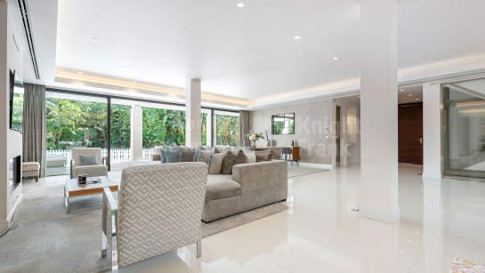 Вилла на продажу в El Herrojo, Бенахавис