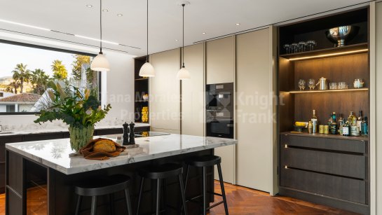 Вилла на продажу в Los Naranjos, Новая Андалусия