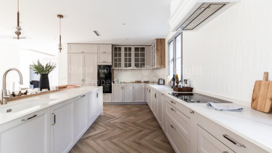 Villa en venta en Los Arqueros, Benahavis